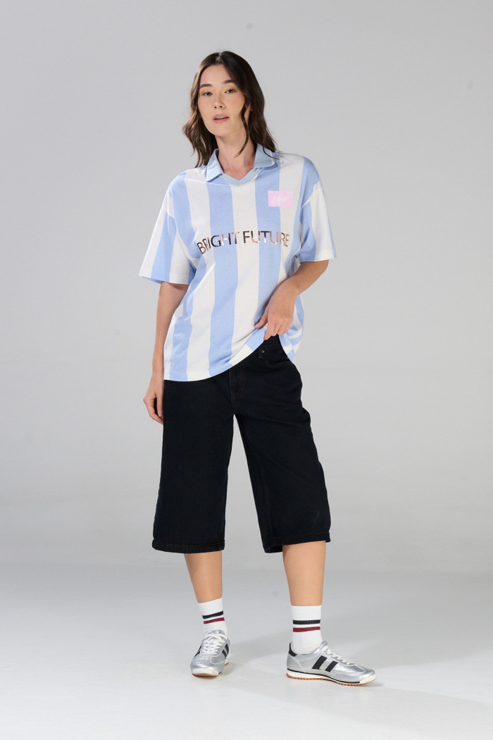 Camiseta oversize crema college con rayas y cuello polo