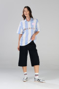 Camiseta oversize crema college con rayas y cuello polo