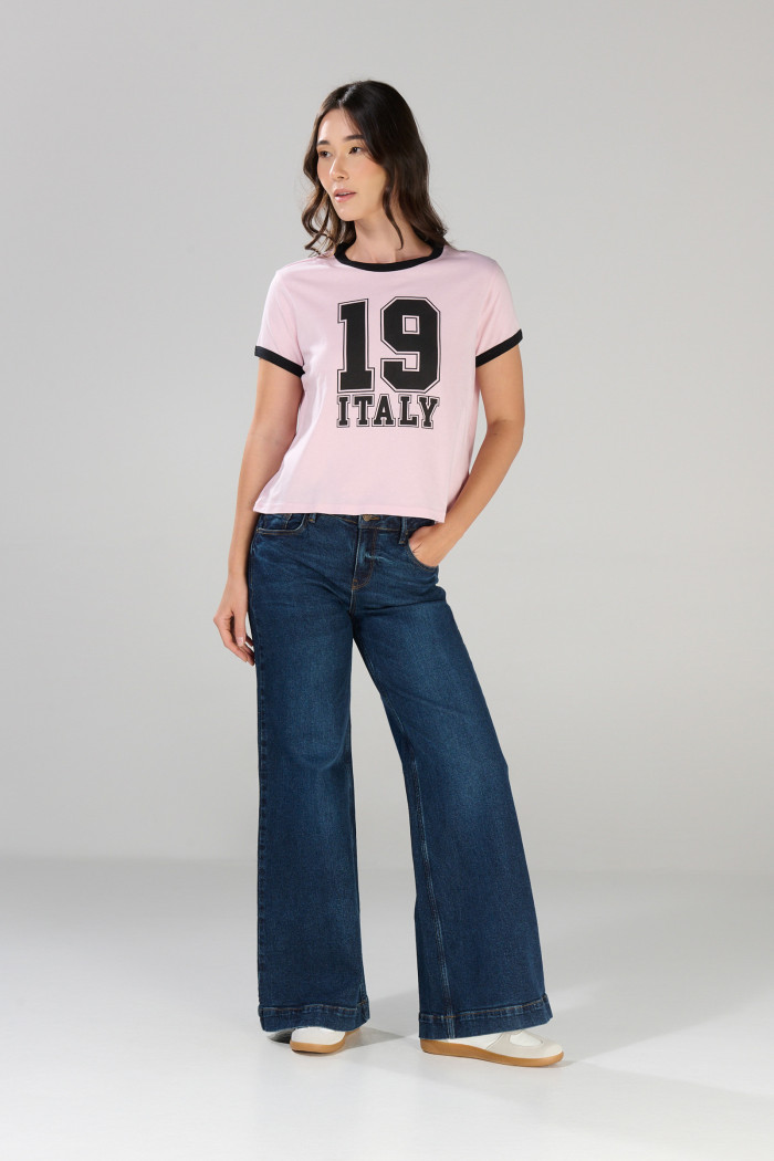 Camiseta rosada college con contrastes negros y manga corta