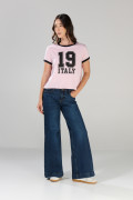 Camiseta rosada college con contrastes negros y manga corta