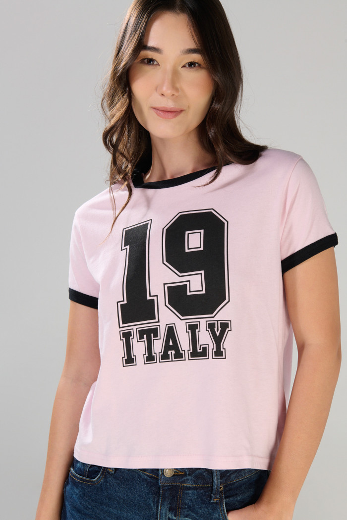 Camiseta rosada college con contrastes negros y manga corta