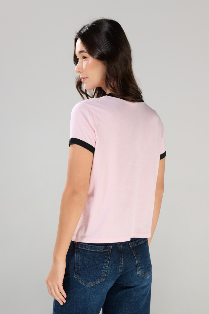 Camiseta rosada college con contrastes negros y manga corta