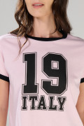 Camiseta rosada college con contrastes negros y manga corta