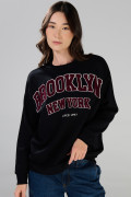 Buzo negro oversize cuello redondo con arte college