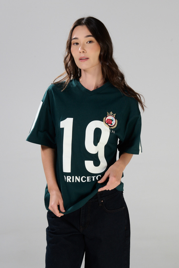 Camiseta verde oscura cuello V oversize con arte college