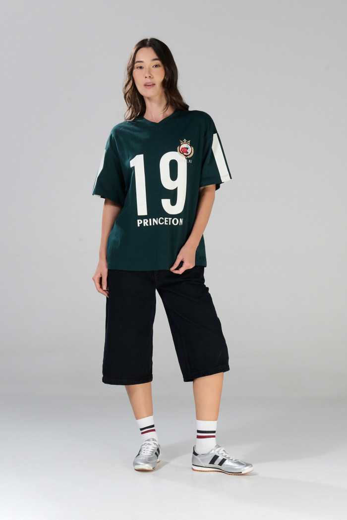 Camiseta verde oscura cuello V oversize con arte college