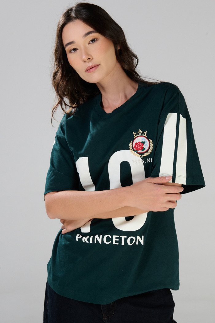 Camiseta verde oscura cuello V oversize con arte college