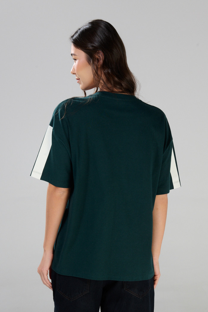 Camiseta verde oscura cuello V oversize con arte college