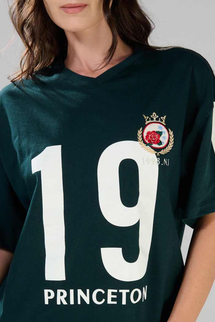 Camiseta verde oscura cuello V oversize con arte college