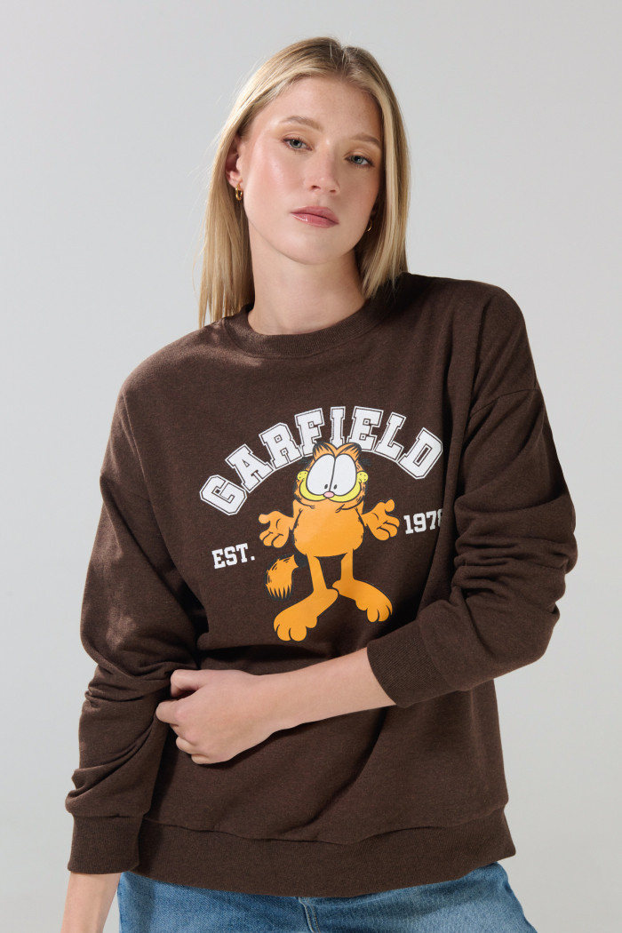 Buzo cuello redondo café oscuro con diseño de Garfield