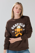Buzo cuello redondo café oscuro con diseño de Garfield