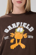Buzo cuello redondo café oscuro con diseño de Garfield