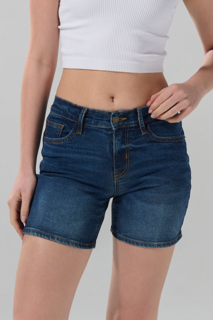 Short azul oscuro de jean tiro medio con 5 bolsillos