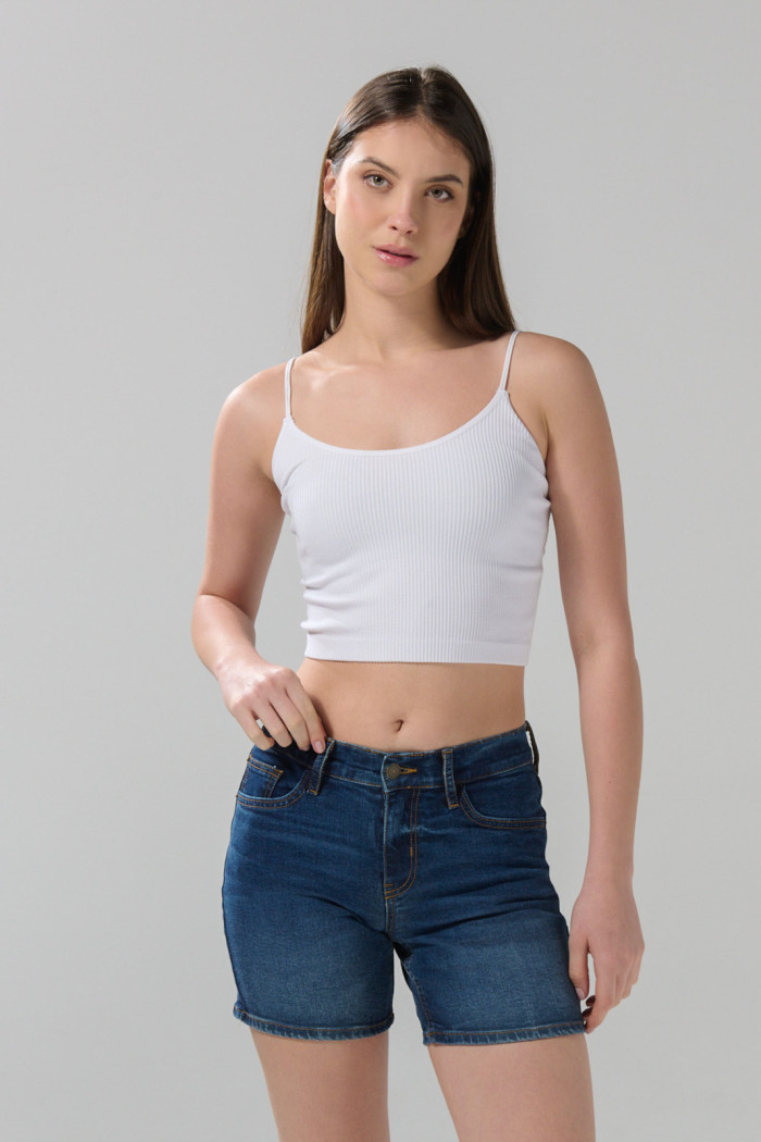 Short azul oscuro de jean tiro medio con 5 bolsillos