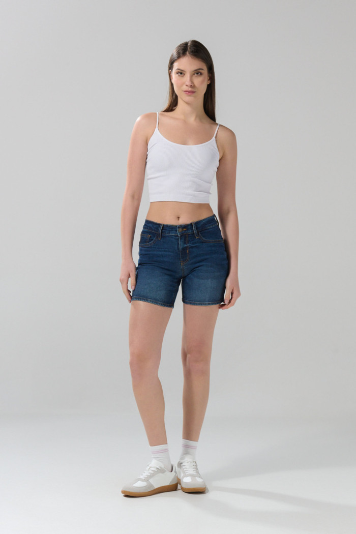Short azul oscuro de jean tiro medio con 5 bolsillos