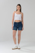 Short azul oscuro de jean tiro medio con 5 bolsillos