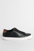 Tenis casuales negros con talones en contraste