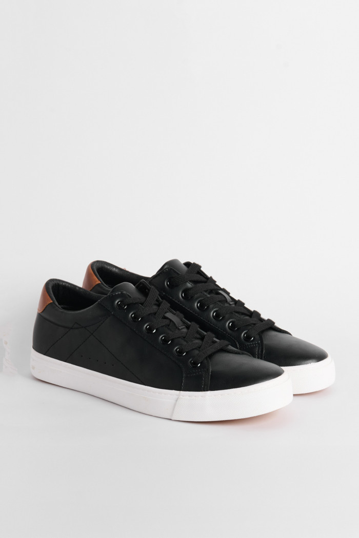Tenis casuales negros con talones en contraste