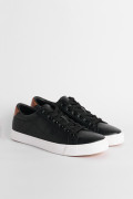 Tenis casuales negros con talones en contraste