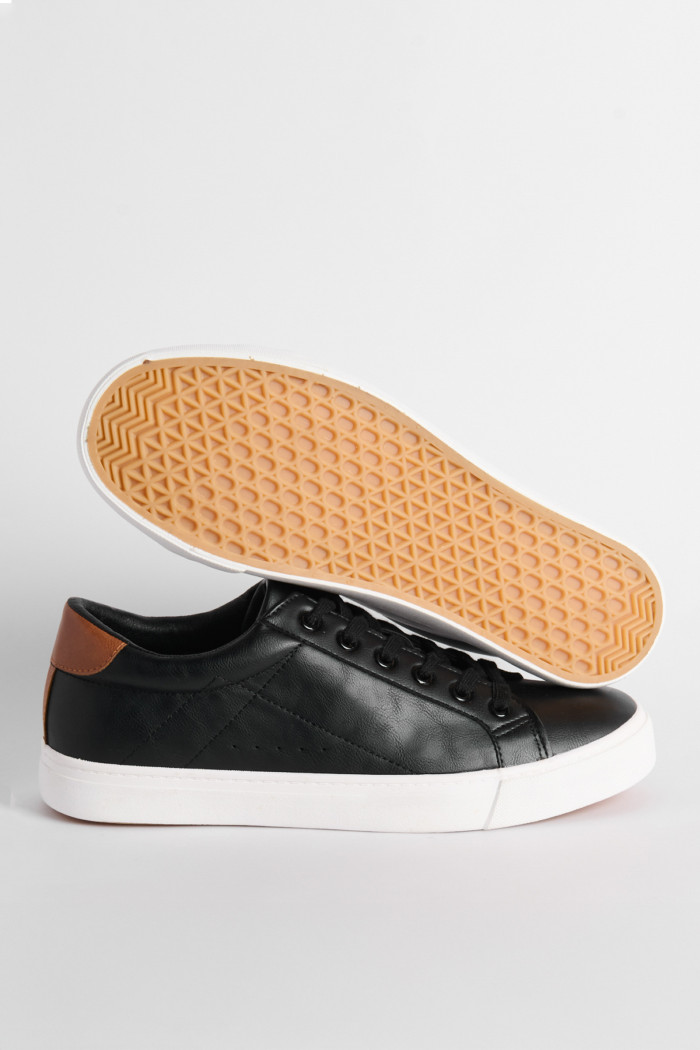 Tenis casuales negros con talones en contraste