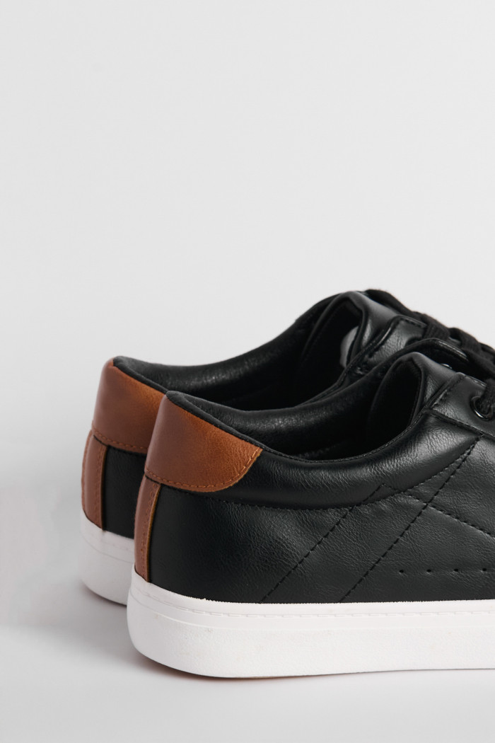 Tenis casuales negros con talones en contraste