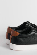 Tenis casuales negros con talones en contraste