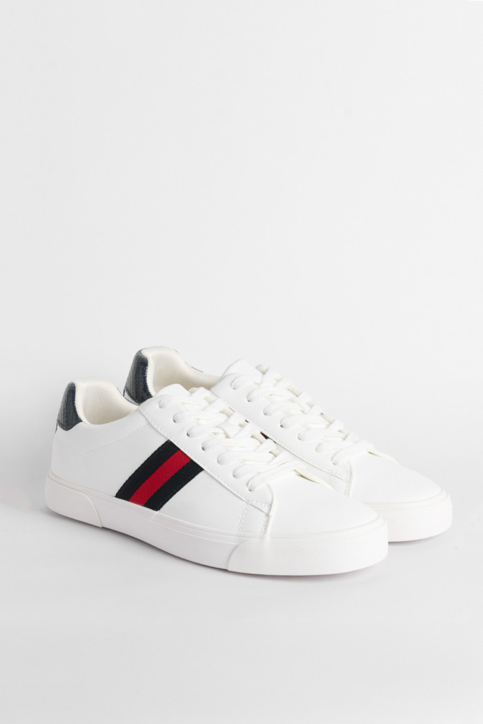 Tenis casuales cremas con franjas laterales en contraste