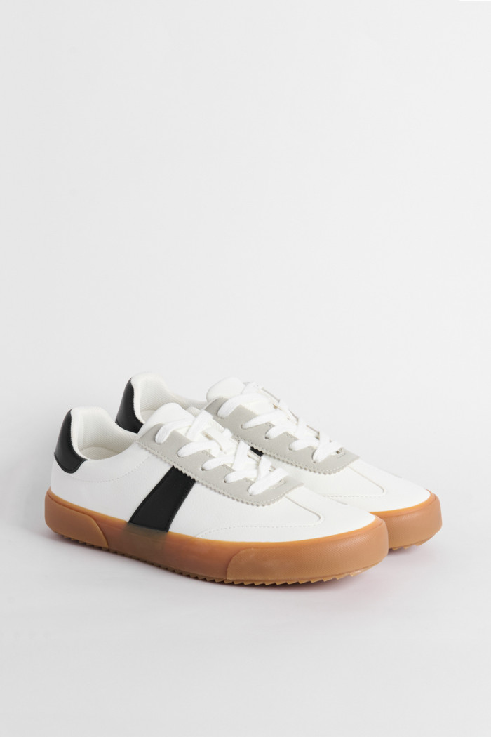 Tenis casuales cremas claros con diseños en contraste