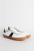 Tenis casuales cremas claros con diseños en contraste