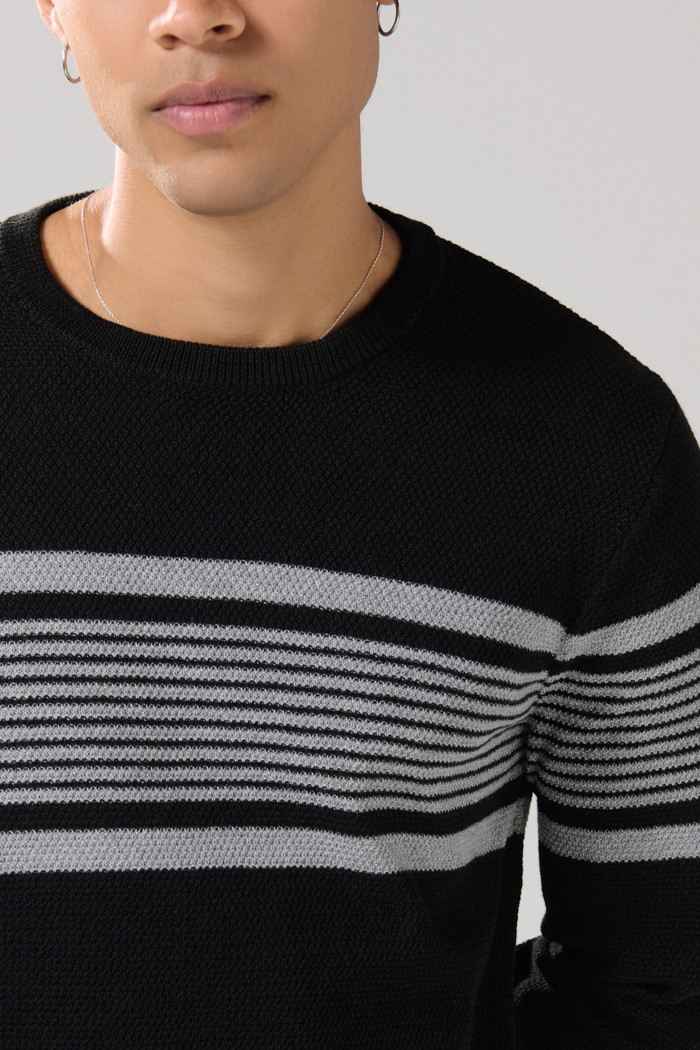 Suéter unicolor con cuello redondo tejido y diseños de rayas