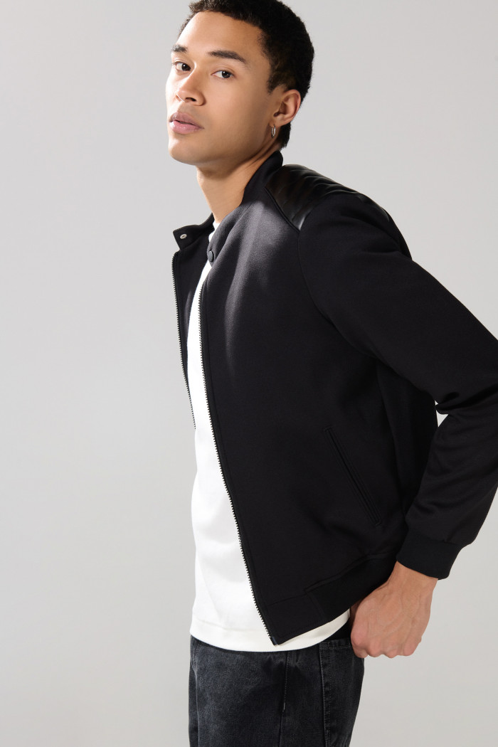 Chaqueta bomber negra con cuello nerú y cremallera