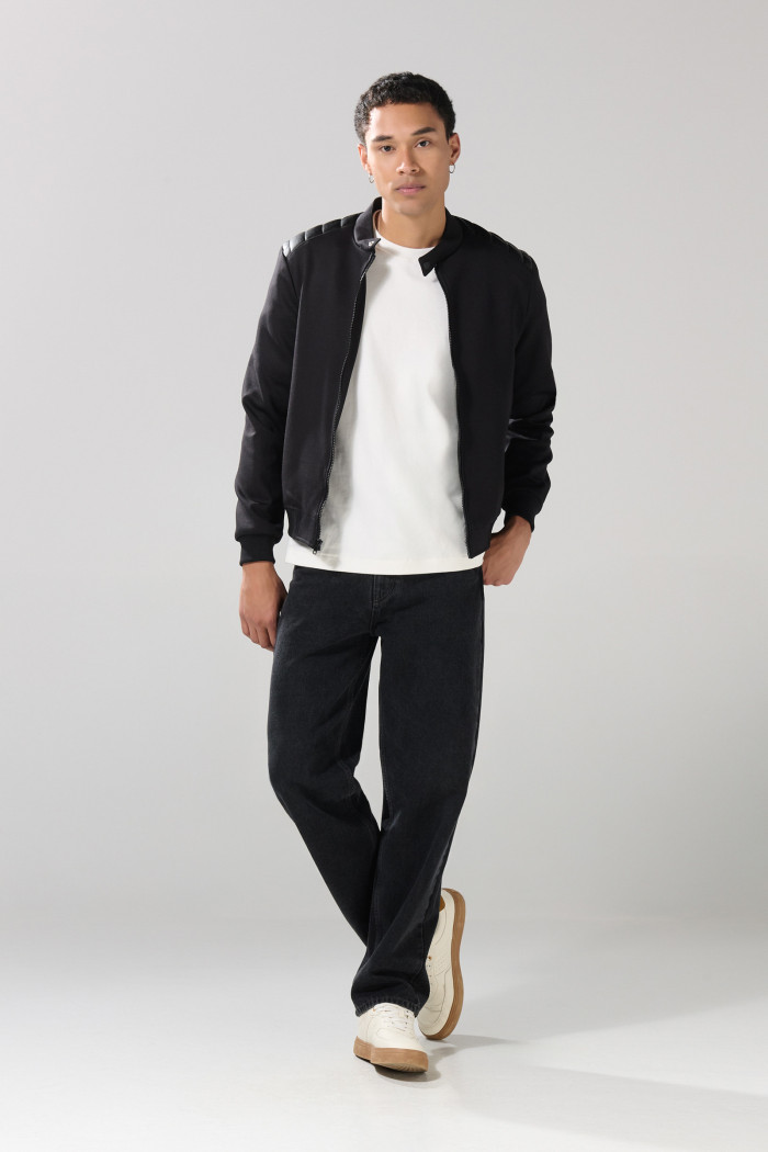 Chaqueta bomber negra con cuello nerú y cremallera