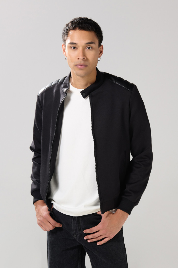 Chaqueta bomber negra con cuello nerú y cremallera