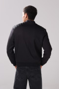 Chaqueta bomber negra con cuello nerú y cremallera