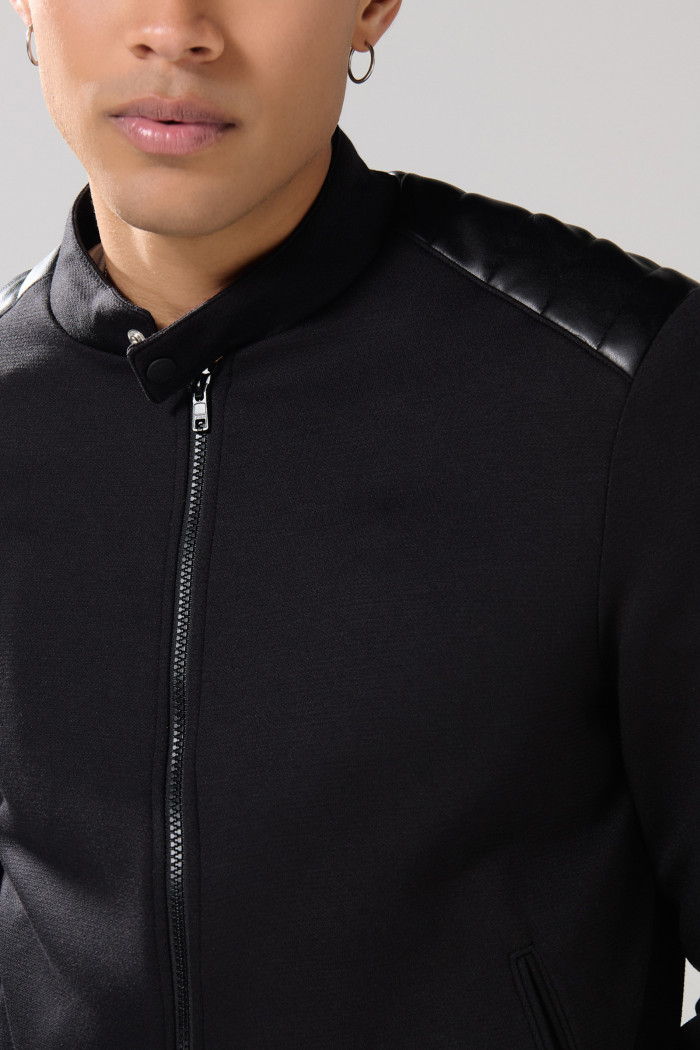 Chaqueta bomber negra con cuello nerú y cremallera