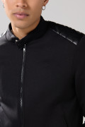 Chaqueta bomber negra con cuello nerú y cremallera