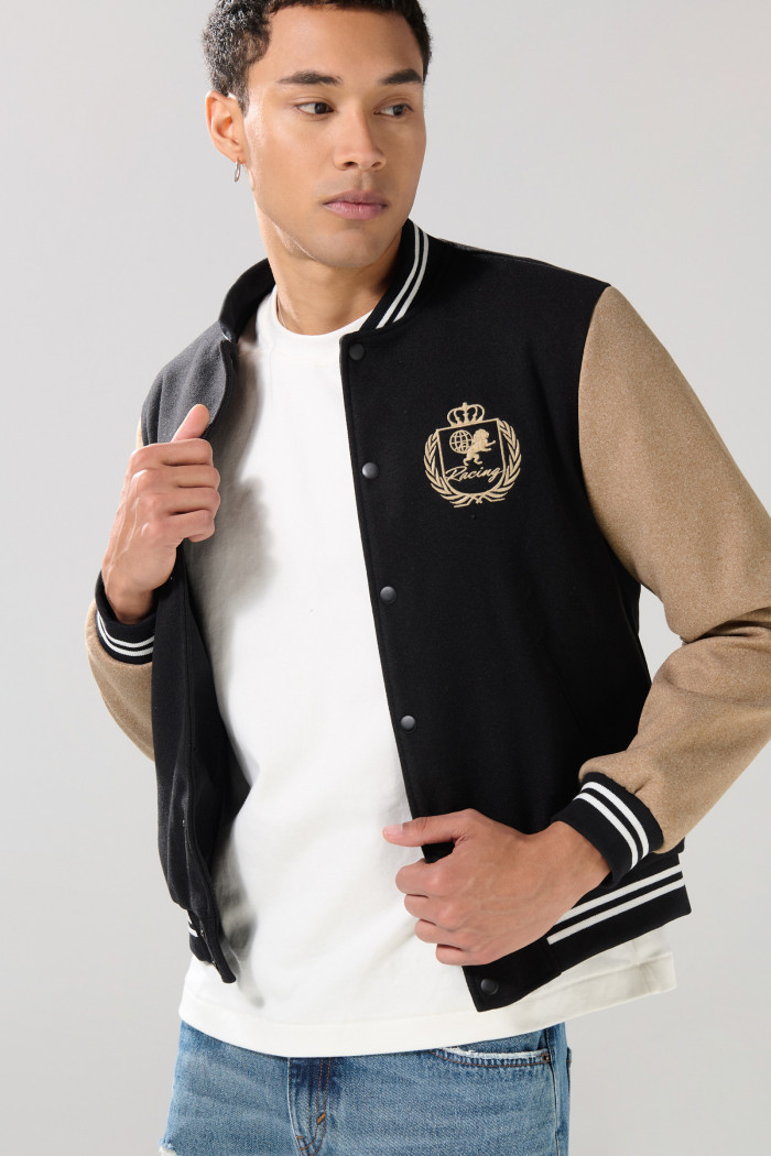 Chaqueta negra bomber con mangas en contraste y arte college