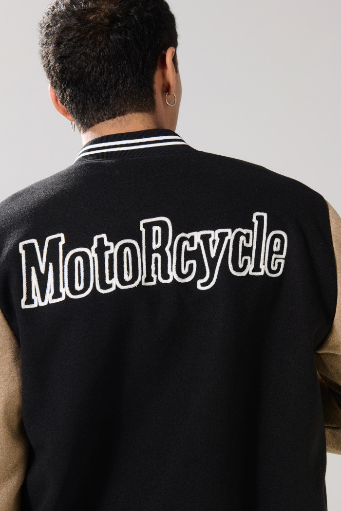 Chaqueta negra bomber con mangas en contraste y arte college