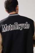 Chaqueta negra bomber con mangas en contraste y arte college