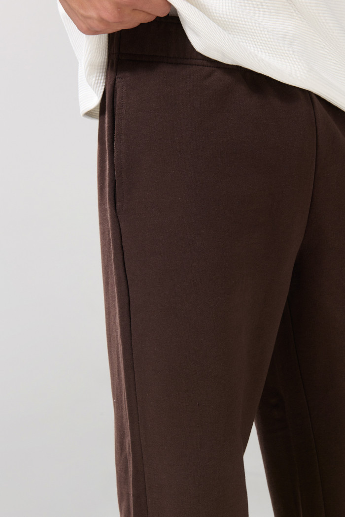 Pantalón jogger unicolor con cintura elástica y bolsillos