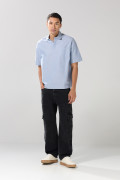 Camisa cuello resort azul con botones en pechera