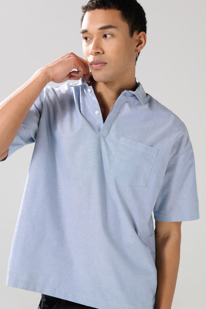 Camisa cuello resort azul con botones en pechera