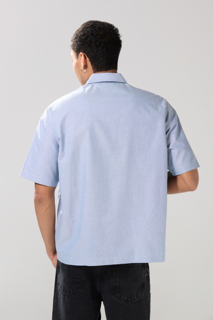 Camisa cuello resort azul con botones en pechera