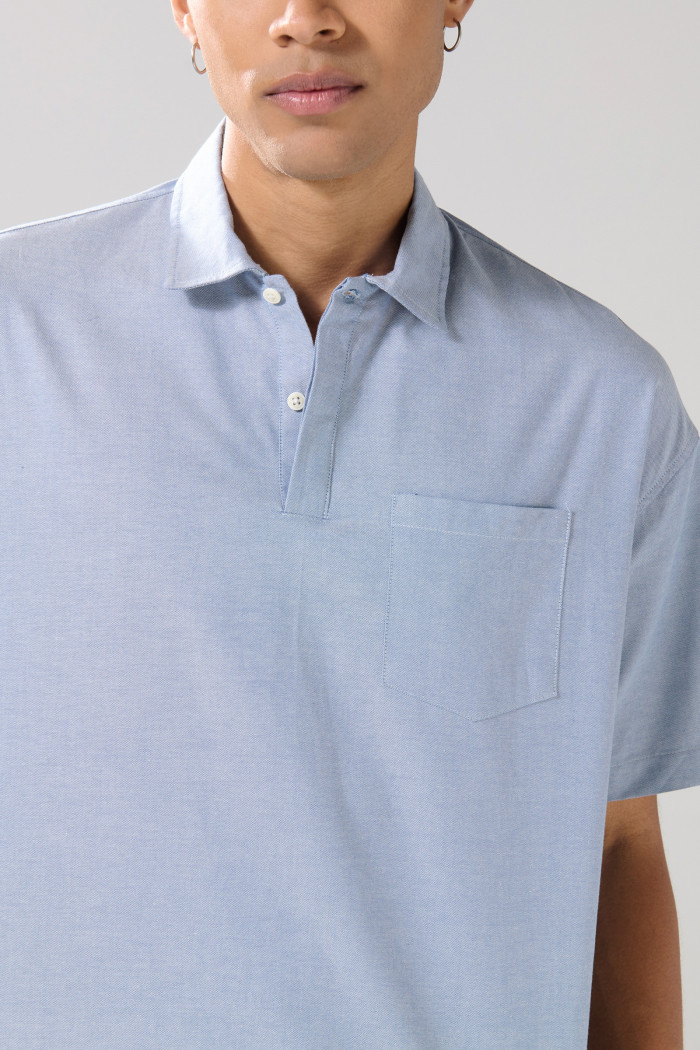 Camisa cuello resort azul con botones en pechera
