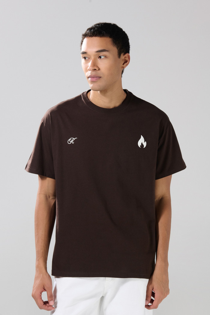 Camiseta unicolor oversize cuello redondo con artes urbanos