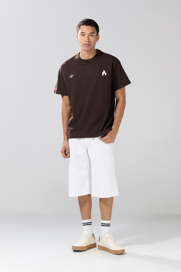 Camiseta unicolor oversize cuello redondo con artes urbanos