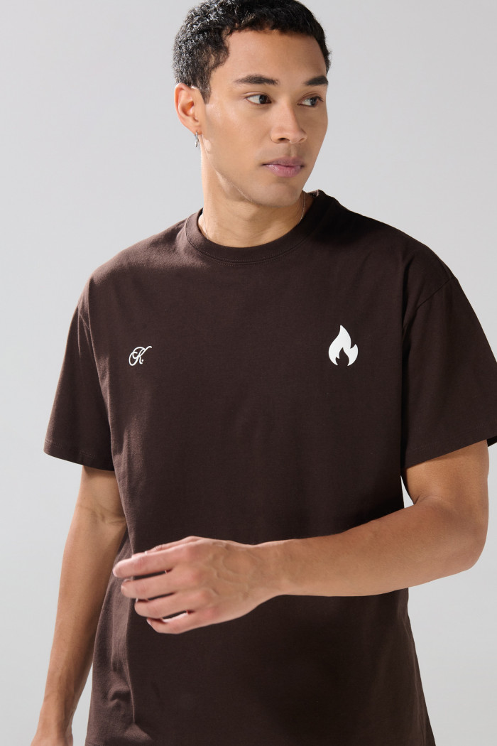 Camiseta unicolor oversize cuello redondo con artes urbanos