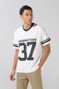 Camiseta cuello V college crema con corte delantero