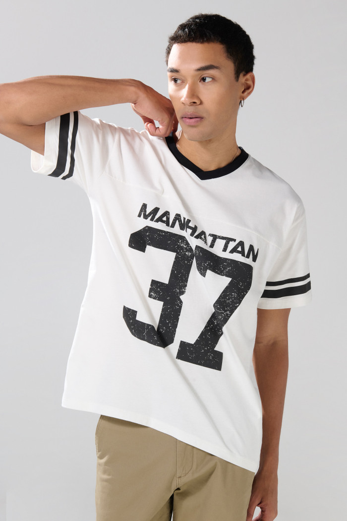 Camiseta cuello V college crema con corte delantero
