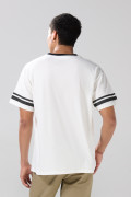 Camiseta cuello V college crema con corte delantero